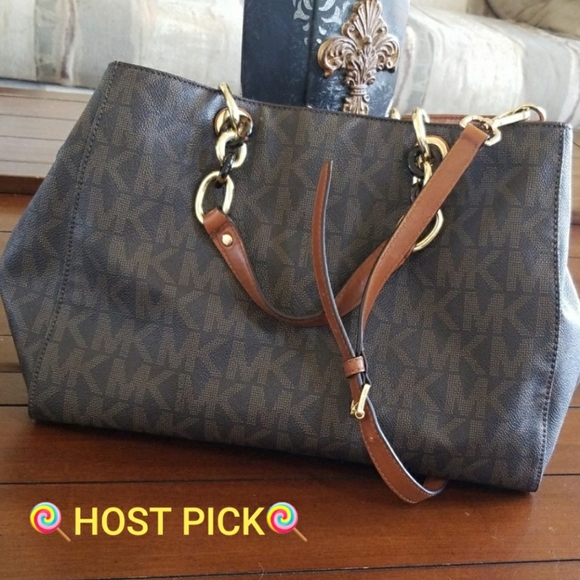 Michael Kors Handbags - 💕💕 HP💕💕MICHAEL KORS BAG